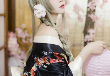 【麻豆官媒官方网站】密室情缘：揭秘明星私密时刻中的低语互动，似在诉说禁忌恋情