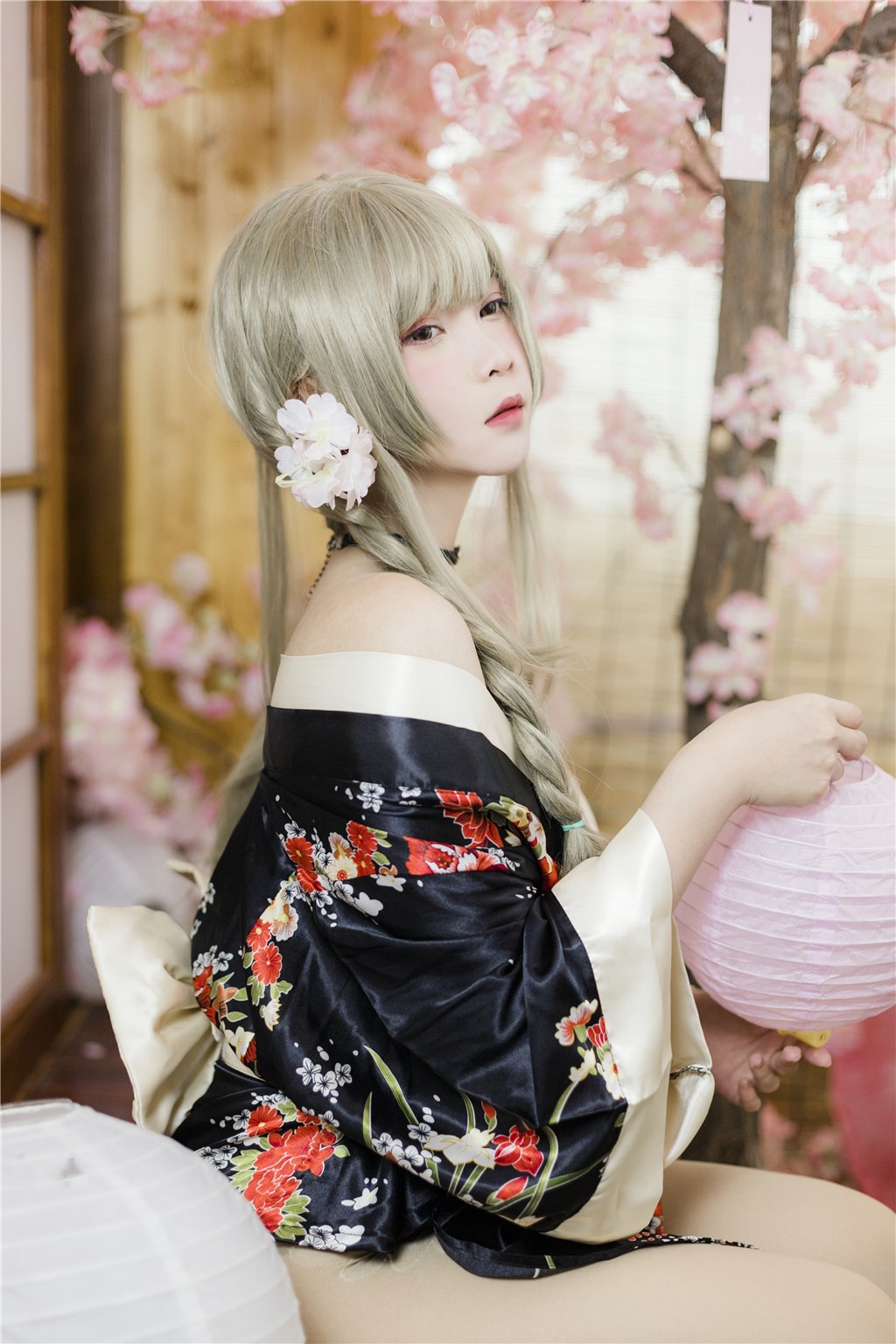 【麻豆官媒官方网站】密室情缘：揭秘明星私密时刻中的低语互动，似在诉说禁忌恋情